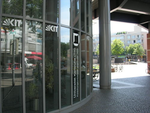 Allianzgebäude am Kronenplatz Eingangsbereich.jpg