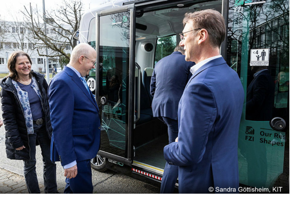 Minister für Digitales und Verkehr, Dr. Volker Wissing, betritt FZI-Shuttle ELLA für autonome Fahrt.